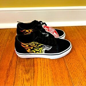 NWT Vans Kids Boys Black Wolf Fire Skater Sneaker Size 1.5